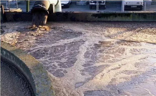 (圖:工業污水泡沫)